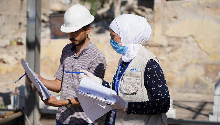 Ingeniør der overvåger genopbygningen af et af bagerierne i Sakhour-området der betragtes som et af de største i Aleppo, Syrien. Når dette bageri bliver sat i drift, vil det kunne levere 12 MT brød - nok til at brødføde ca. 60 000 mennesker med frisk brød. WFP/Hussam Al Saleh