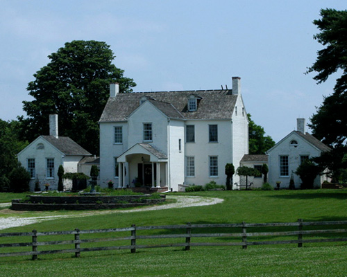 Mansion with two wings from the front with driveway and fountain