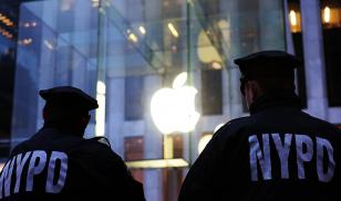 WEB_fotn-GettyImages-2-NYPD-front-of-apple-store_820px
