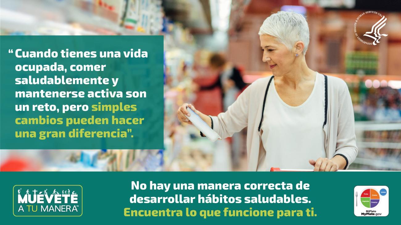 Una mujer está comprando en la tienda de comestibles. Una cita dice: “Cuando tienes una vida ocupada, comer saludablemente y mantenerse activa son un reto, pero simples cambios pueden hacer una gran diferencia".