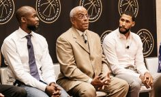 Dr. William Parham (centro) fue nombrado recientemente como primer director de salud mental y bienestar de la Asociación Nacional de Jugadores de Baloncesto. En la foto aparece también Keyon Dooling y Garrett Temple.