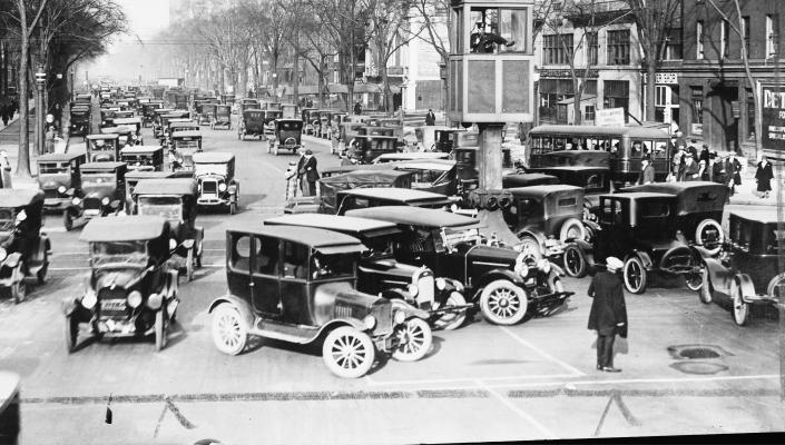 A traffic jam in Detroit in the 1920s.
