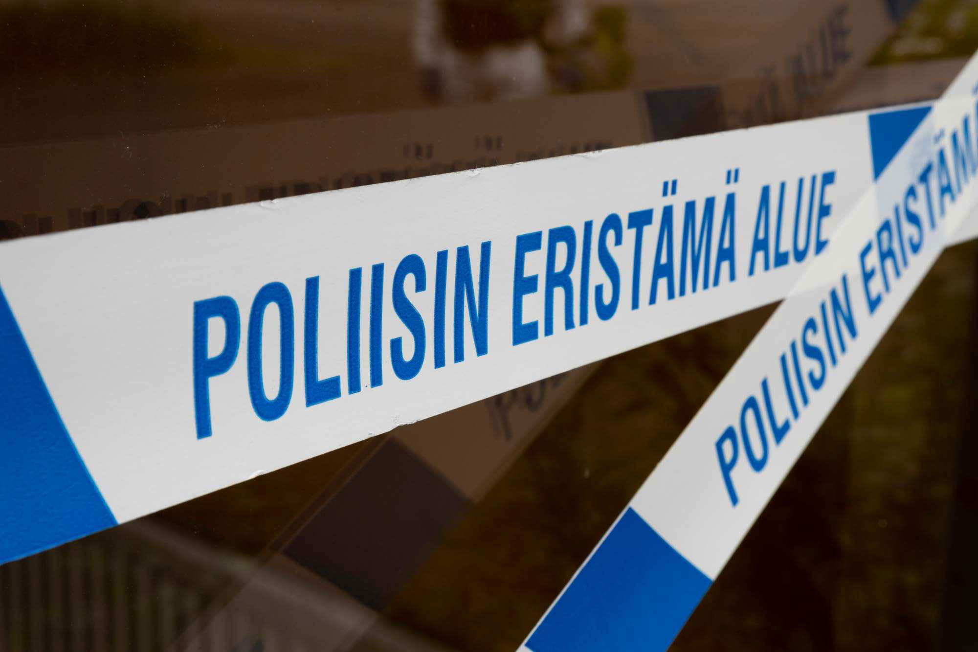 Poliisin eristysnauhat ristikkäin. 