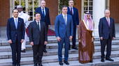 Spanish Prime Minister Pedro Sanchez (in the centre) with a group of ministers from Arab countries in front of the Spanish government building