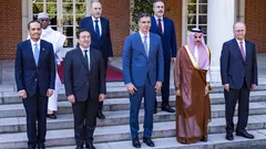 Spanish Prime Minister Pedro Sanchez (in the centre) with a group of ministers from Arab countries in front of the Spanish government building