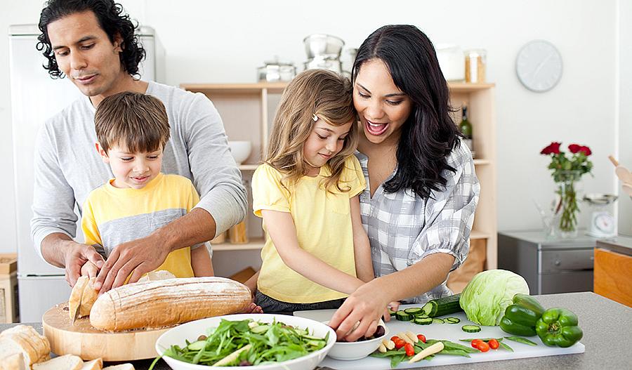 Una familia preparando una comida juntos