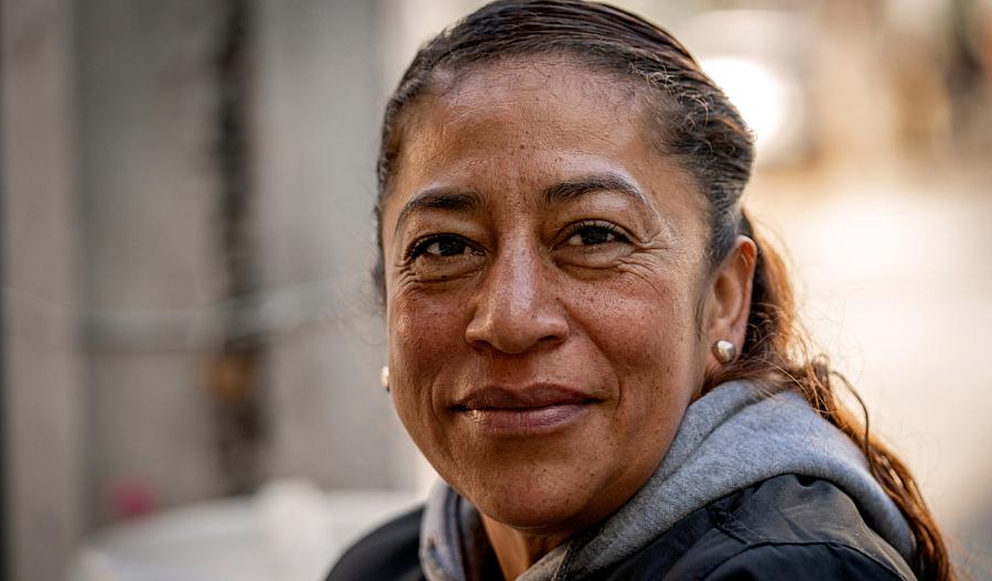 Una mujer de mediana edad sonriendo a la cámara