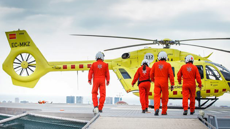 Un grup de professionals del SEM, a punt de pujar a l'helicòpter medicalitzat