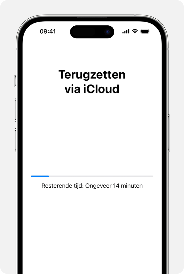 Een iPhone met de status van het terugzetten van een iCloud-reservekopie op je apparaat