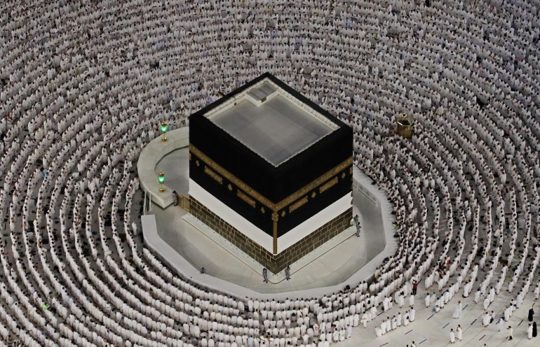 Muslims perform the Tawaf'