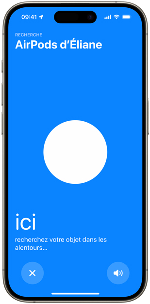 iPhone affichant l’écran bleu qui apparaît lorsqu’on recherche des AirPods avec la fonctionnalité Localisation. Un point blanc indique l’emplacement des AirPods par rapport à l’iPhone.