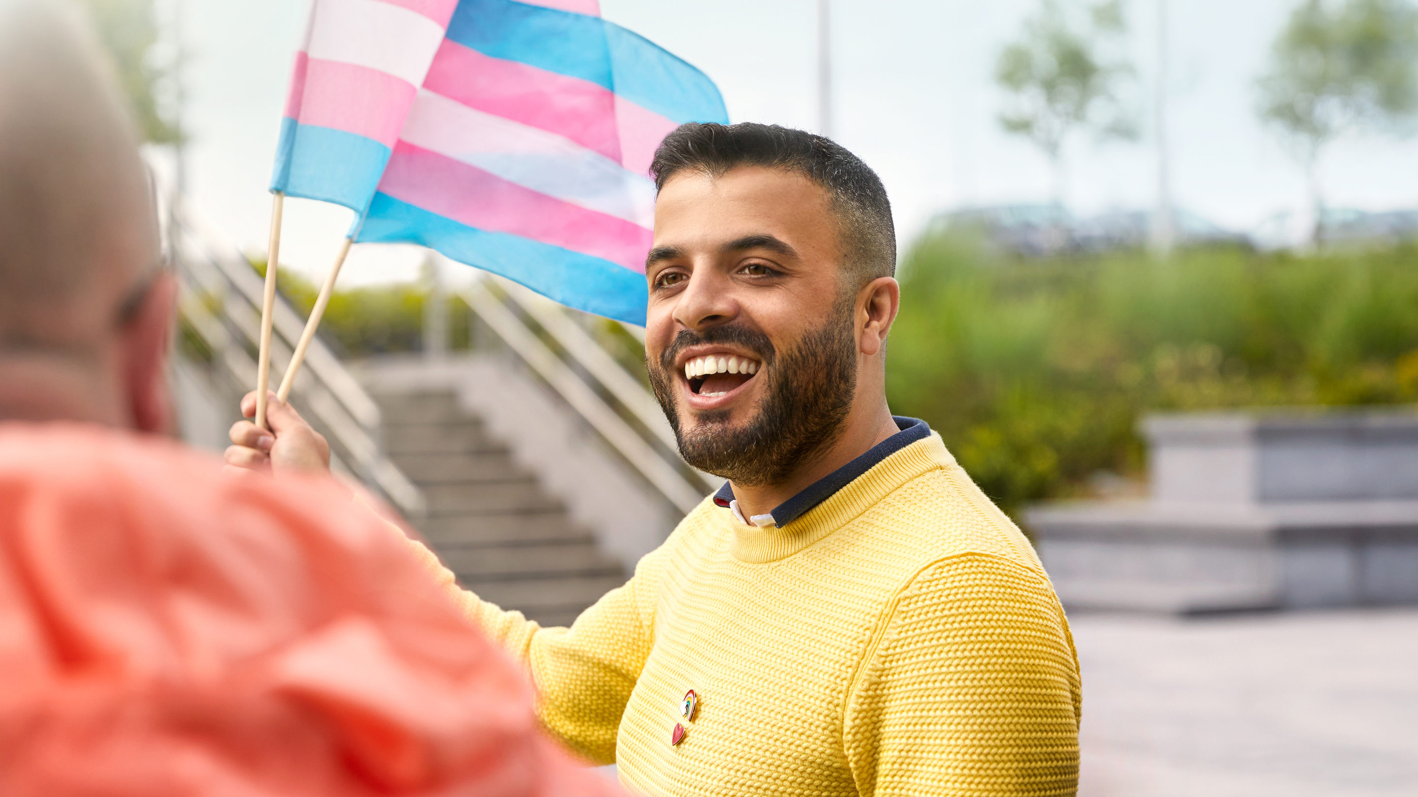 Apple 科克的员工挥舞着跨性别社群的旗帜。