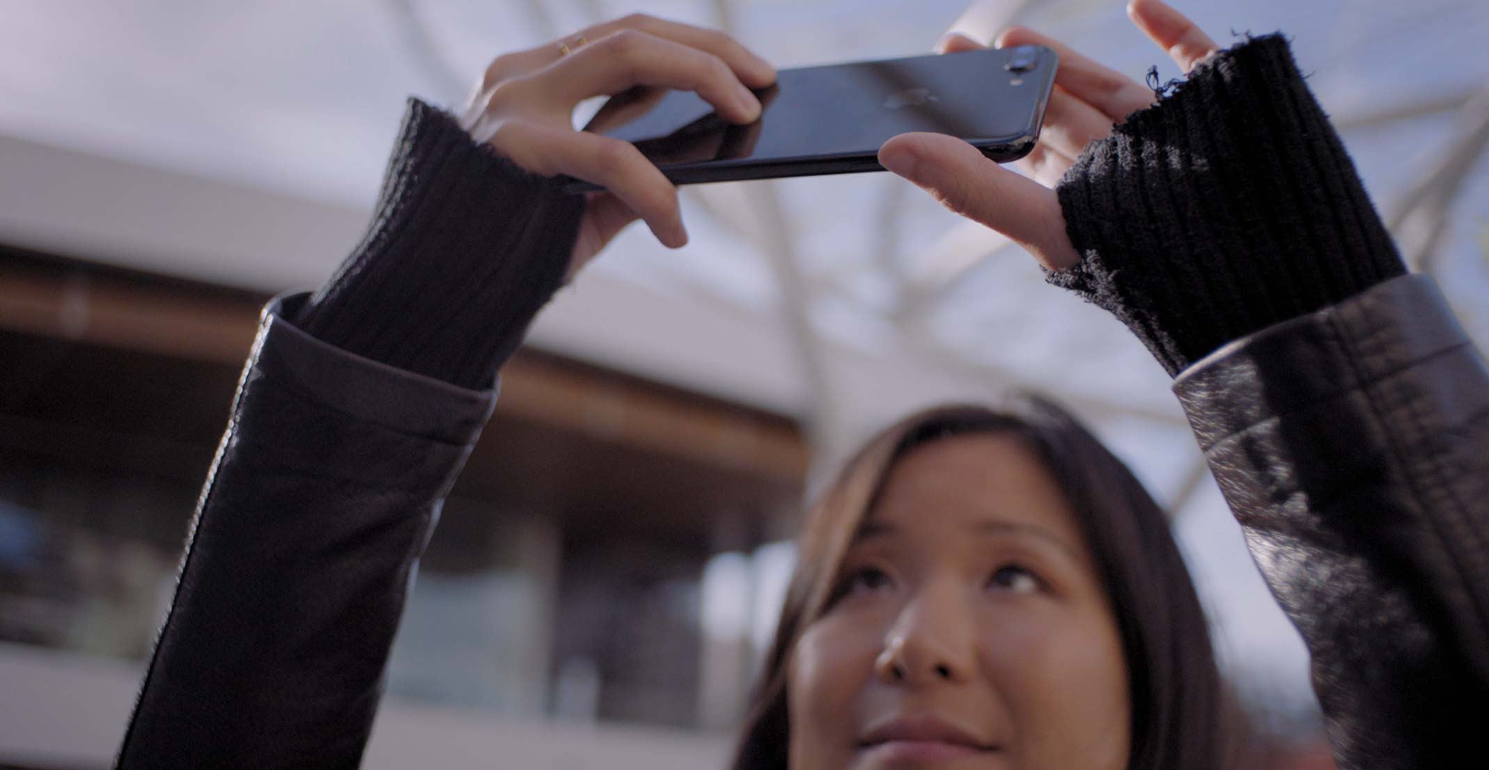 Emilie, responsable del equipo de ingeniería de cámaras y fotografía para iOS de Apple, saca una foto con su iPhone