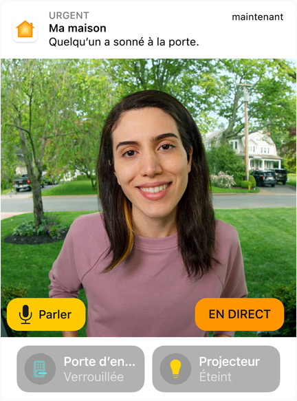Photo provenant d’une caméra de surveillance placée au niveau de la sonnette de la porte d’entrée montre une femme portant un sweat rose. Les mots « Parler » et « En direct » sont affichés sur l’image.