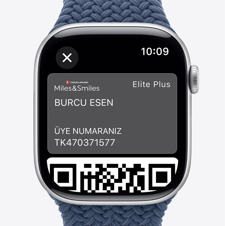 Ekranında Cüzdan uygulamasının geçiş kartı olarak kullanıldığı görülen bir Apple Watch Series 9.