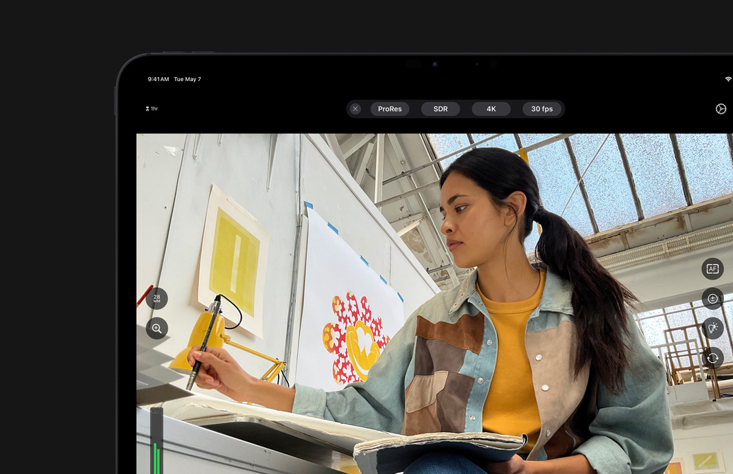 iPad Pro 的相機設定顯示已開啟 ProRes 拍攝功能，旁邊 iPad Pro 螢幕上看到的是被拍攝的女性藝術家。