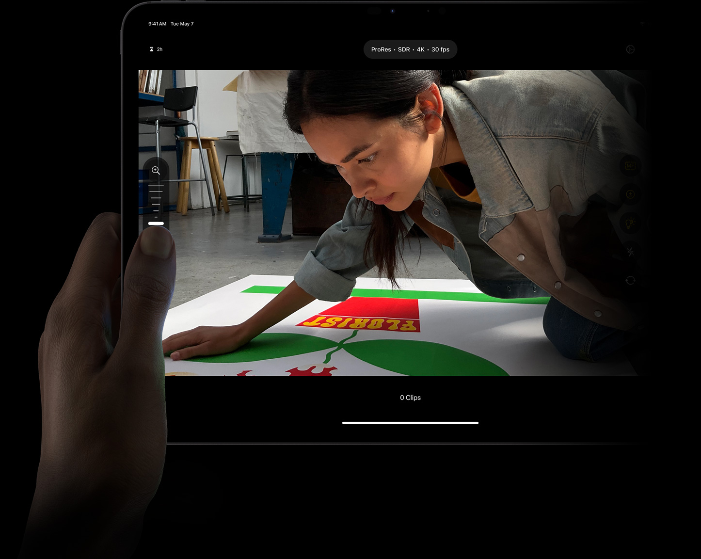 在 iPad Pro 的 iPad 版 Final Cut Pro，拇指正在使用 pro 相機手動控制模式，調校 ProRes 影片的對焦。