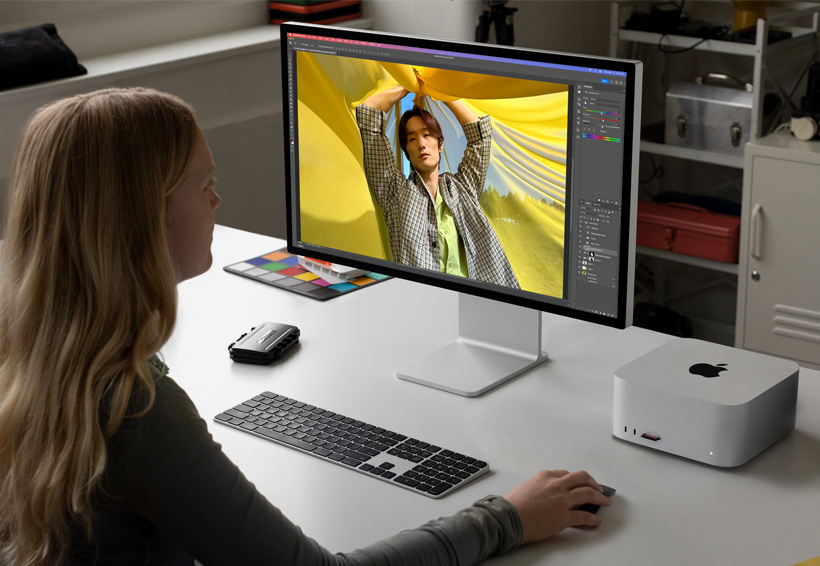 Fotograaf die werkt met Mac Studio en Studio Display