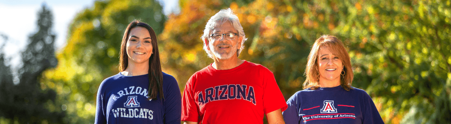 UArizona student and family members pose together