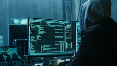 Hacker haben drei Unternehmen angegriffen, die für Bundesministerien IT-Dienste anbieten. Nach BR-Recherchen gibt es Hinweise, dass abgeschöpfte Informationen für weitere Angriffe genutzt werden. Mehrere deutsche Sicherheitsbehörden ermitteln. | Bild: Bayerischer Rundfunk 2023