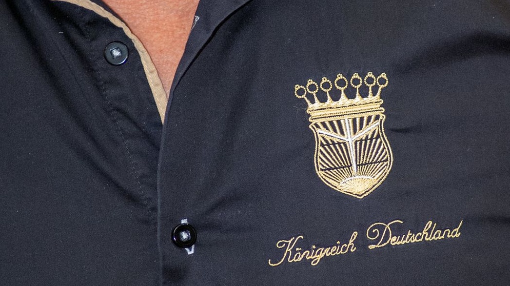 Das "Königreich Deutschland"-Logo auf einem schwarzen Hemd. | Bild: dpa-Bildfunk/Klaus-Dietmar Gabbert