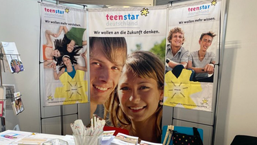 Das Angebot des Sexualpädagogik-Vereins "Teenstar" stand in den vergangenen Jahren immer wieder in der Kritik. Nicht zeitgemäß, homophob und fundamental-christlich, so die Vorwürfe. Trotzdem wird der Verein vom Bistum Augsburg unterstützt. | Bild: Bayerischer Rundfunk 2024