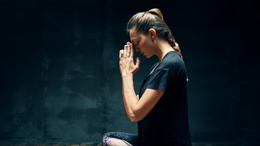 Junge Frau beim Yoga - Symbolbild | Bild: picture alliance / Zoonar | Viktor Gladkov