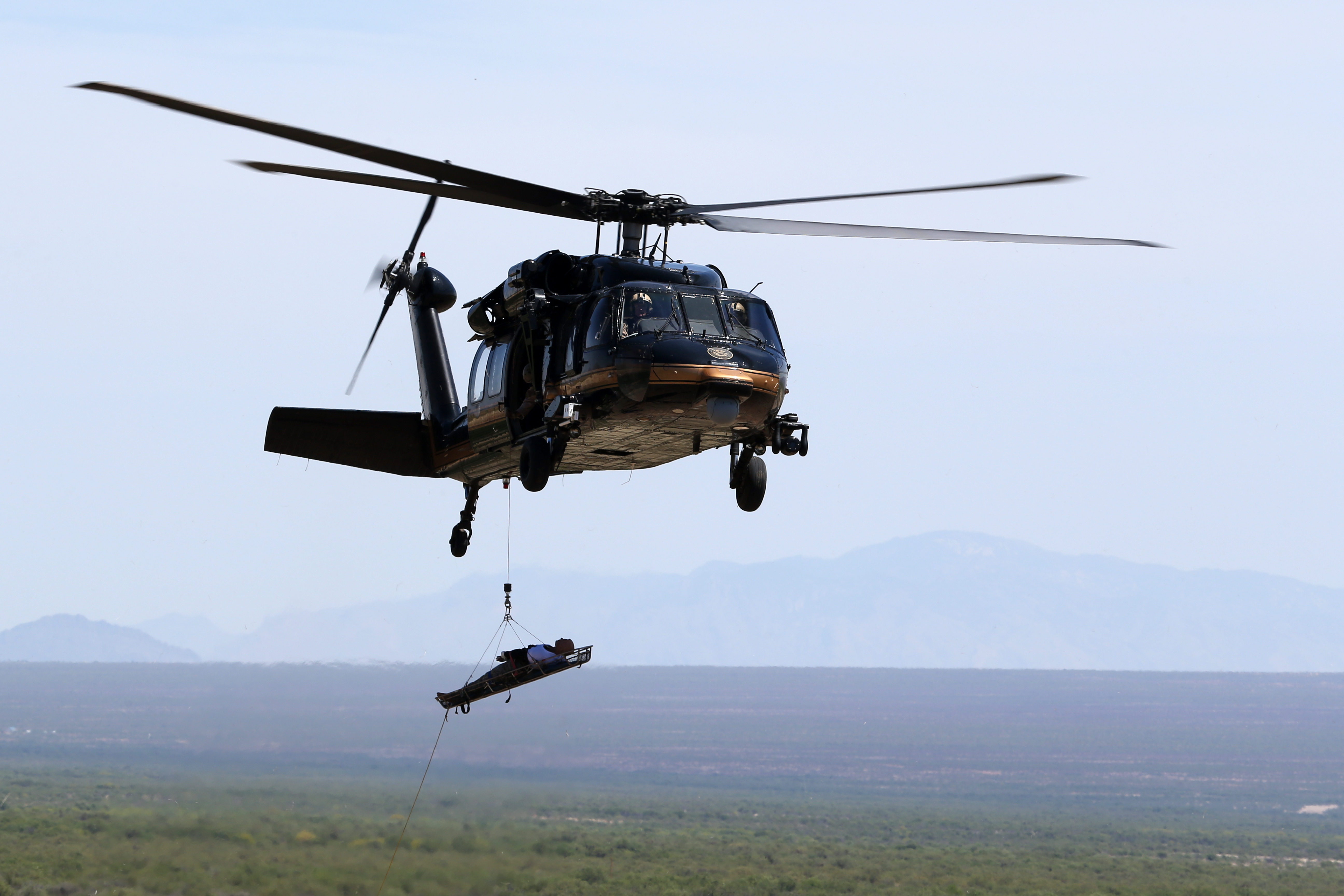 Migrante herido es transportado en un helicóptero Sikorsky UH-60 Black de Operaciones Aéreas y Marítimas de CBP.