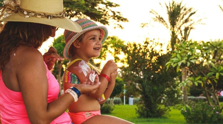 Una mama con su hija afuera.