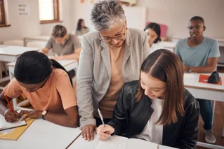 woman mentoring youth