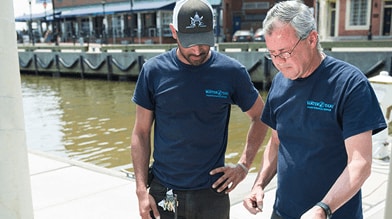 Dos trabajadores por un muelle