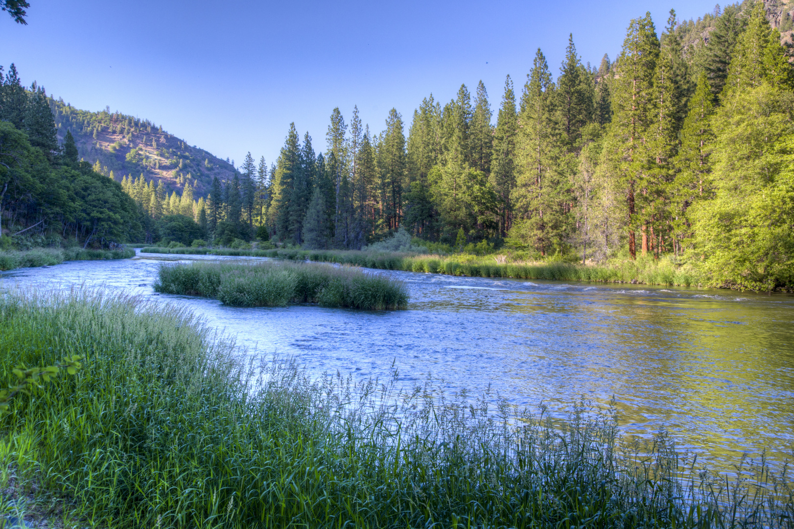 Steep canyon walls covered by a variety of pine, sage and juniper and decorated with basalt outcrops create an exceptionally peaceful experience.