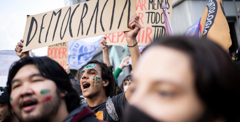 Picture of young activists calling out for the respect of democracy