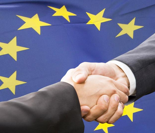 ©Shutterstock/EU handshake