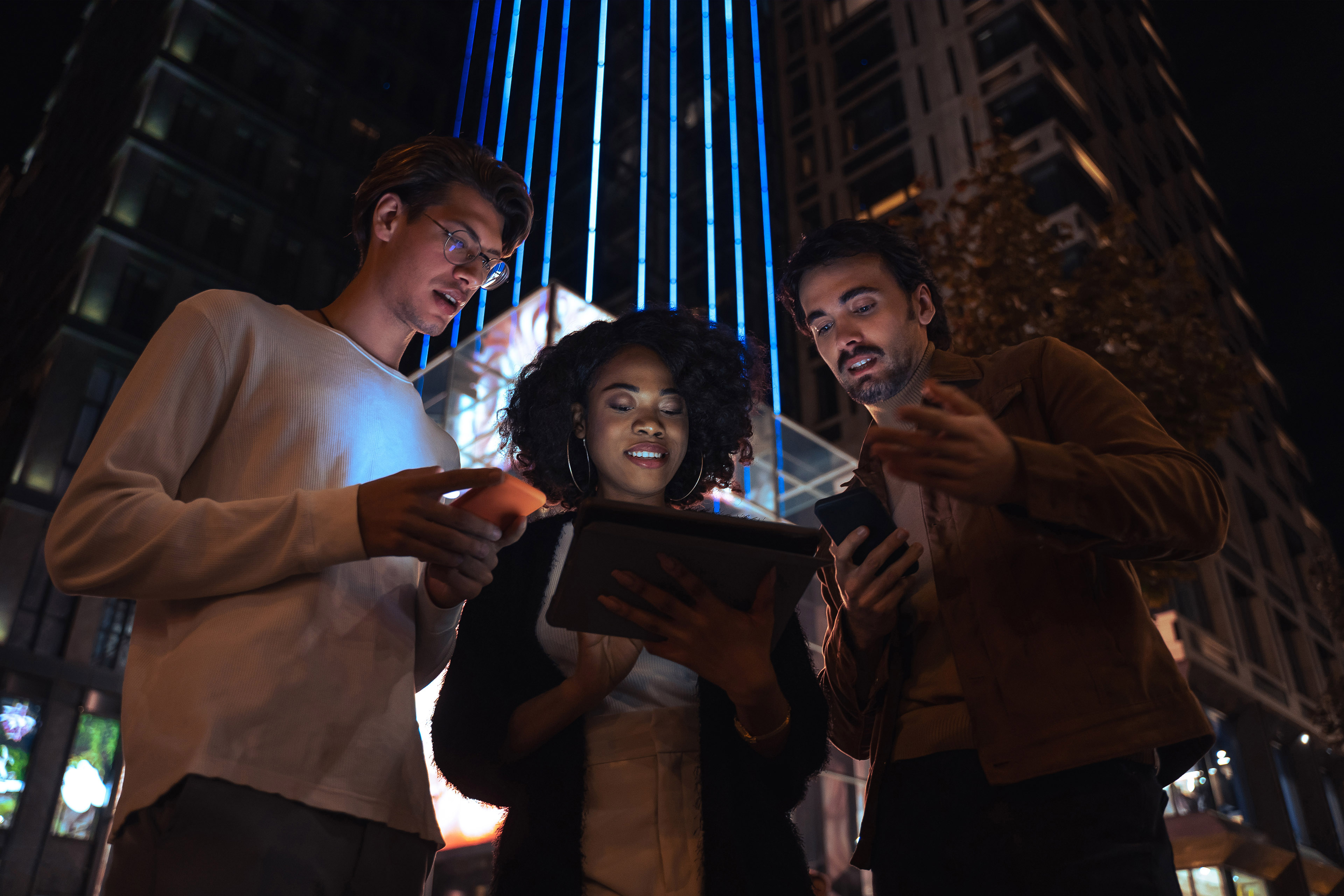 People discussing while looking at the tablet computer