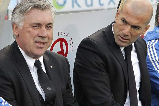 Zidane (der.) fue asistente de Ancelotti en el Real Madrid.