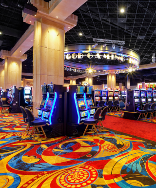 Lucky 7 slot machine with empty chair, two blurred slot machines on the side