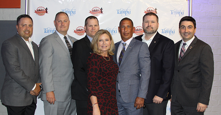 Líderes de HSI Tampa apoyaron al analista de informática forense (CFA, por sus siglas en inglés) Nathan Cruz en el programa Viva Tampa Bay Hispanic Heritage Hero Award. ASAC Héctor Colón, DSAC Kevin Sibley, supervisor de grupo Tim Westlove, Kim Cruz, CFA Nathan Cruz, ASAC Micah McCombs y SAC James C. Spero 