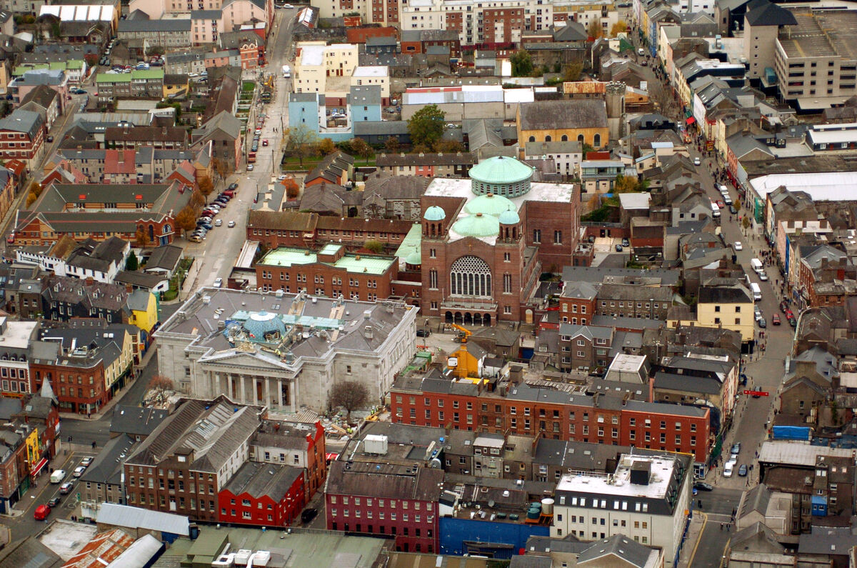 Opposite the Courthouse on Washington Street, Reardens is Cork's main entertainment venue of 'The Wash,' between the city centre and UCC