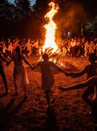 Lidé tančí u ohně při oslavách svátku svatého Jana a letního slunovratu ve Vilniusu