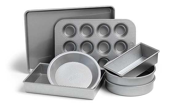 Assorted baking pans