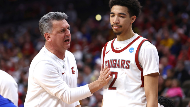 Washington State head coach Kyle Smith talks with Myles Rice (2) during the first half of a first-round college basketball game against Drake in the NCAA Tournament Thursday, March 21, 2024, in Omaha, Neb. (AP Photo/John Peterson)