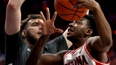 Image for story: Jaylen Wells has late 4-point play to help Washington State beat No. 4 Arizona 77-74