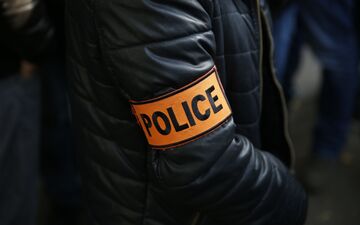 Les policiers ont interpellé deux jeunes qui ont mis le feu au véhicule en cause dans la collision, sans pour l'instant parvenir à mettre la main sur le conducteur ni sa passagère (illustration). LP/Arnaud Journois