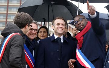 Saint-Denis, le 29 février 2024. Mohamed Gnabaly, le maire Les Écologistes (ici à droite d'Emmanuel Macron) est le nouveau président de l'association des maires de Seine-Saint-Denis. POOL/EPA/MAXPPP/LUDOVIC MARIN