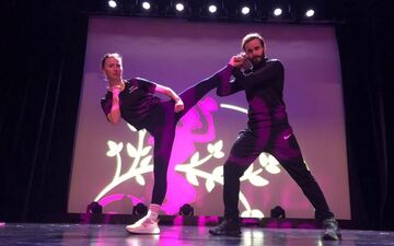 Cernay-la-Ville, le 17 janvier. Valériane, danseuse, et Aurélien, coach sportif, sont aussi cascadeurs professionnels. Ils font découvrir les ficelles du métier aux enfants. LP/Elisabeth Gardet