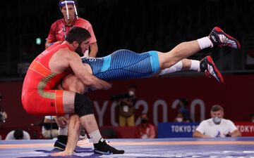 Abdulrashid Sadulaev (en rouge), double champion olympique, avait été exclu des qualifications olympiques en raison de son soutien à la guerre en Ukraine. Jack Guez/AFP