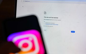 Selon le vice-président de l'Association des opérateurs de l’e-commerce, Emre Ekmekçi, le blocage d'Instagram, qui dure depuis quatre jours, risque de coûter 1,9 milliard de livres turques, soit près de 57 millions de dollars, par jour au pays. Yasin AKGUL / AFP