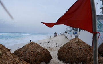 Cancun (Mexique), jeudi. Le drapeau rouge est hissé sur une plage à l'approche de l'ouragan. Reuters/Paola Chiomante