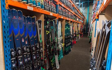 L'atelier de l’entreprise Ski’N Surf à Saint-Pierre-de-Faucigny (Haute-Savoie) donne une seconde jeunesse au matériel de sport d'hiver. LP/Thomas Pueyo